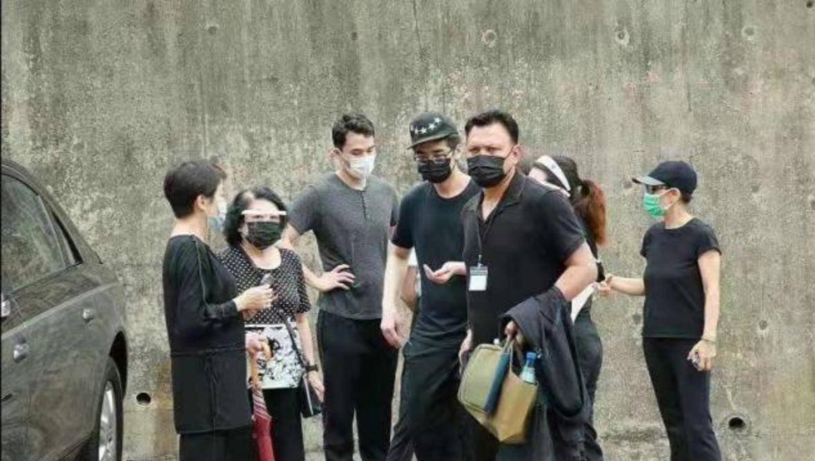 何超盈|赌王下葬现场，三太露面被多人搀扶，何超琼满头白发老太快！