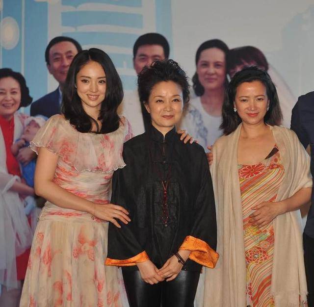 何晴美得不俗气和小15岁的董璇同穿花裙看气质似姐妹一般