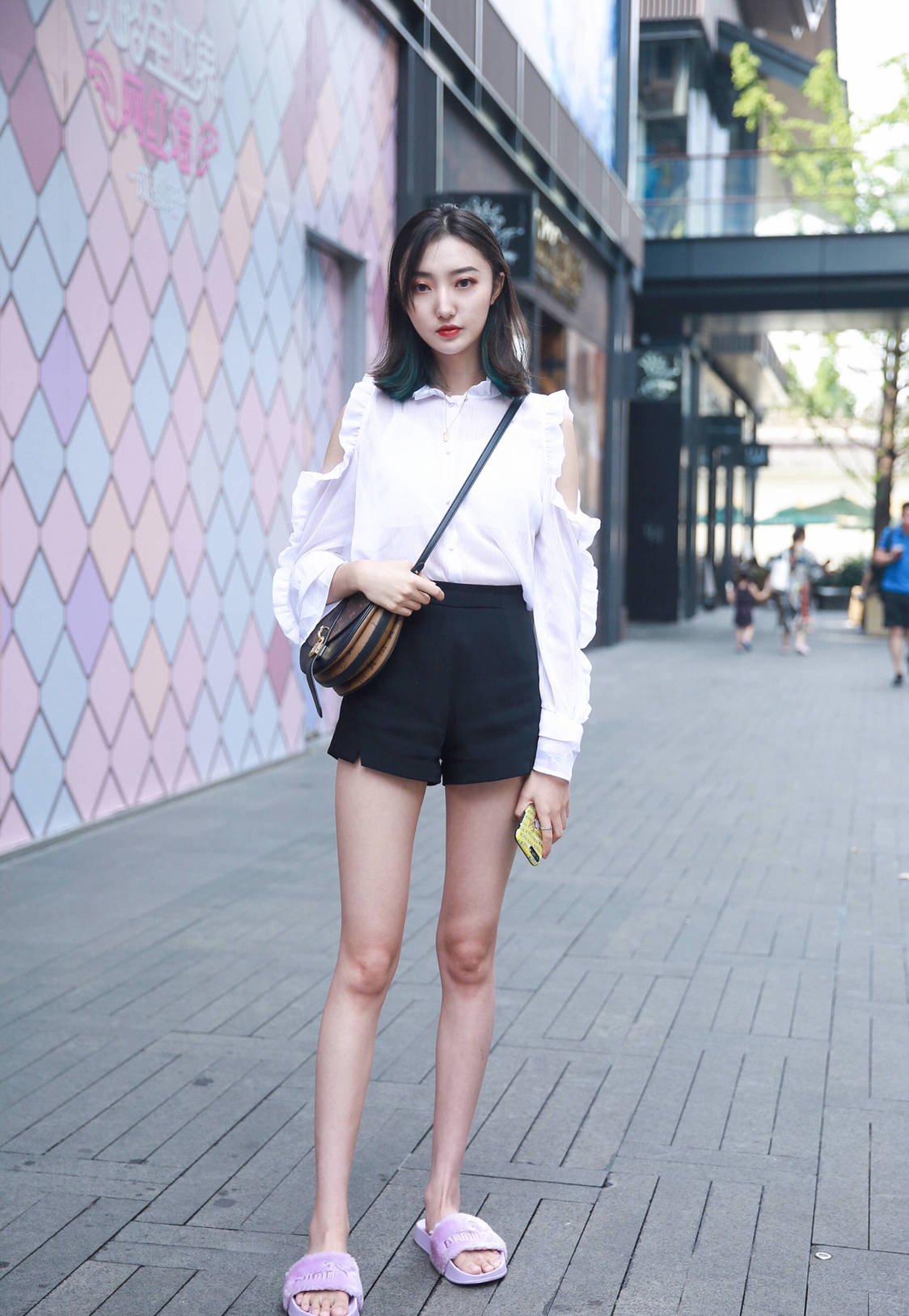 黑色|潮流街拍：夏季要秀出好身材！吊带和超短裙穿出气质和风度