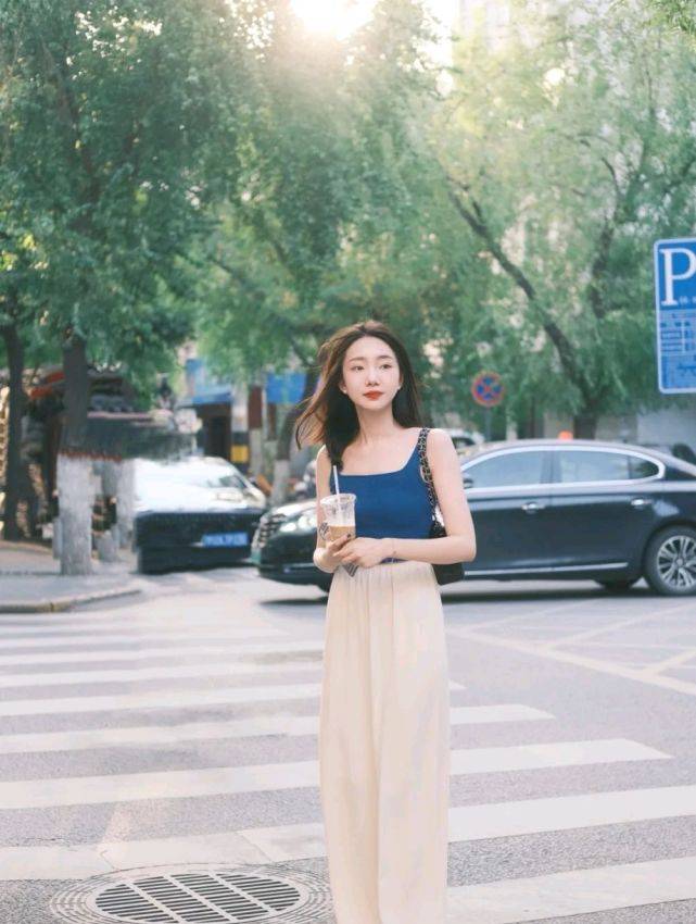 短裙|夏日穿搭要以简约实用为主，合适的穿搭，能把整个人衬得更有魅力