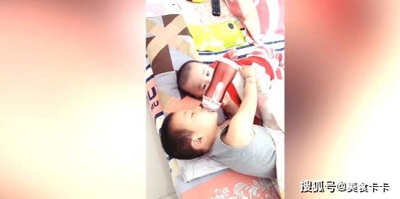 什么|哥哥边喝奶边哄弟弟睡觉，弟弟却一脸的羡慕，网友：分一口吧