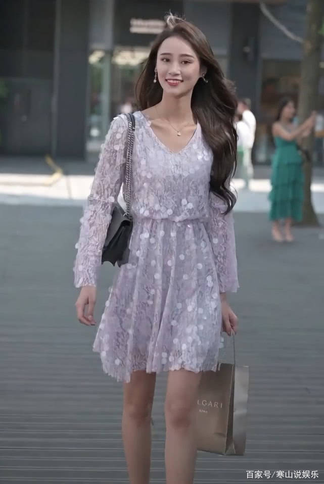漂亮|碎花裙该扔了，当下流行“水滴裙”，女生出门必备，显高又抢镜！