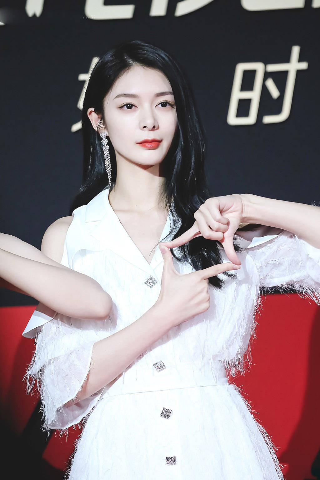 网友|傅菁的红唇也太好看了吧，穿白裙气质出众，网友：红唇美女！