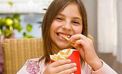 家长|女儿交爷爷照顾，一个月后女儿肚子变大了，结果却让人哭笑不得