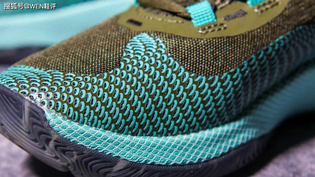 同时鞋面上有大面积的热熔压胶,用来进一步提升鞋面的强度.