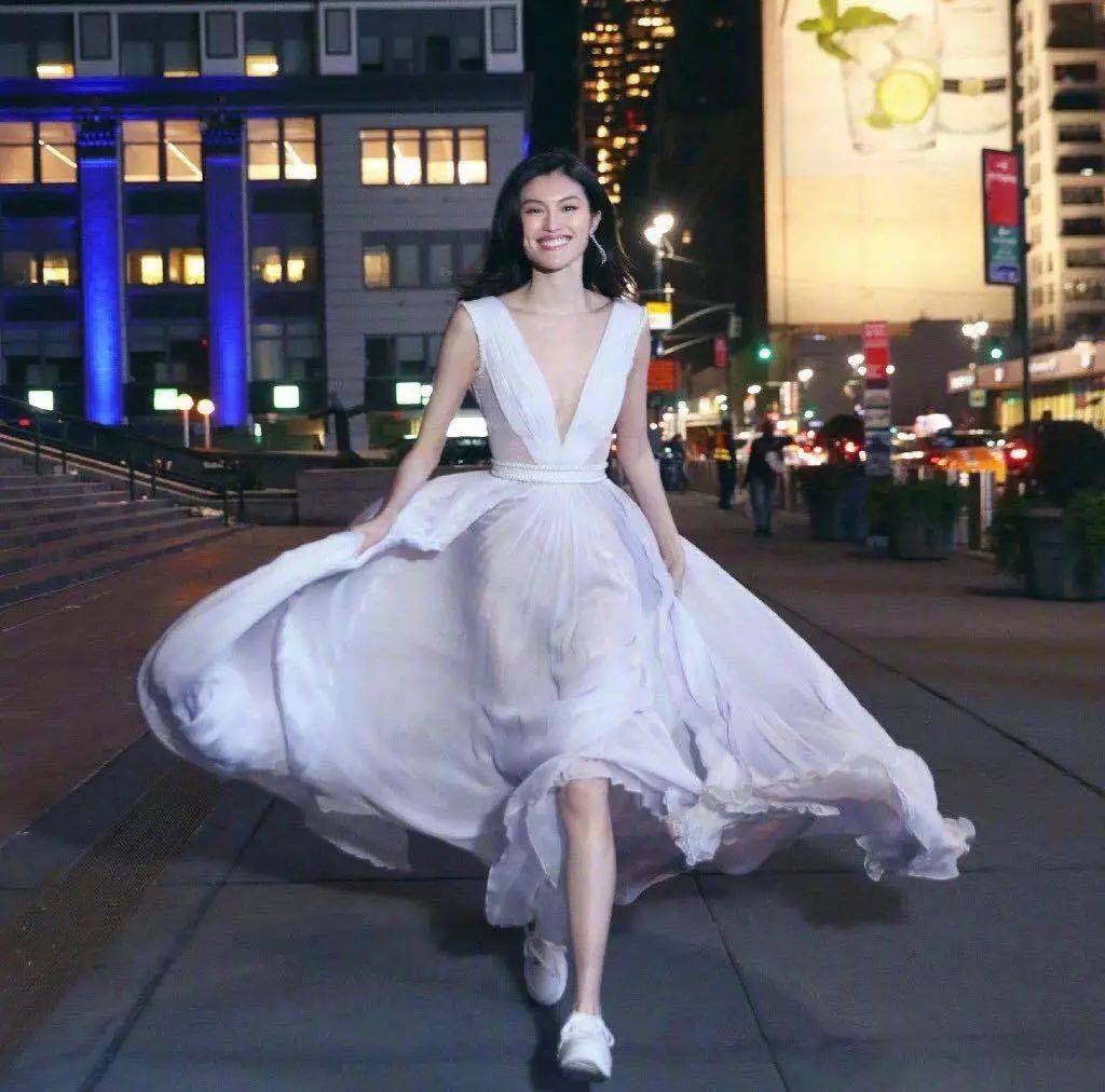 仙女|别再穿高跟鞋了，穿仙女裙＋平底鞋的你，时髦炸！