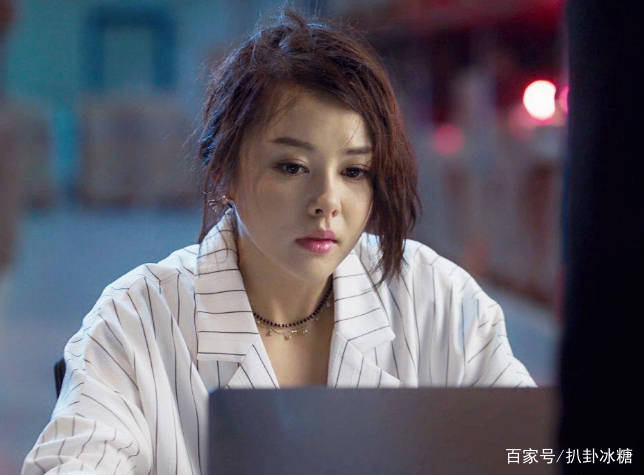 刘一|刘一含时尚感真强，紧身T恤配西装短裙，意外成微胖妹子穿衣榜样