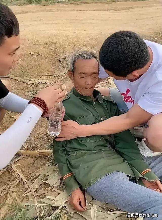 其二:发现昏倒的大爷,不知道什么情况的前提下既没有报警也没有叫救护