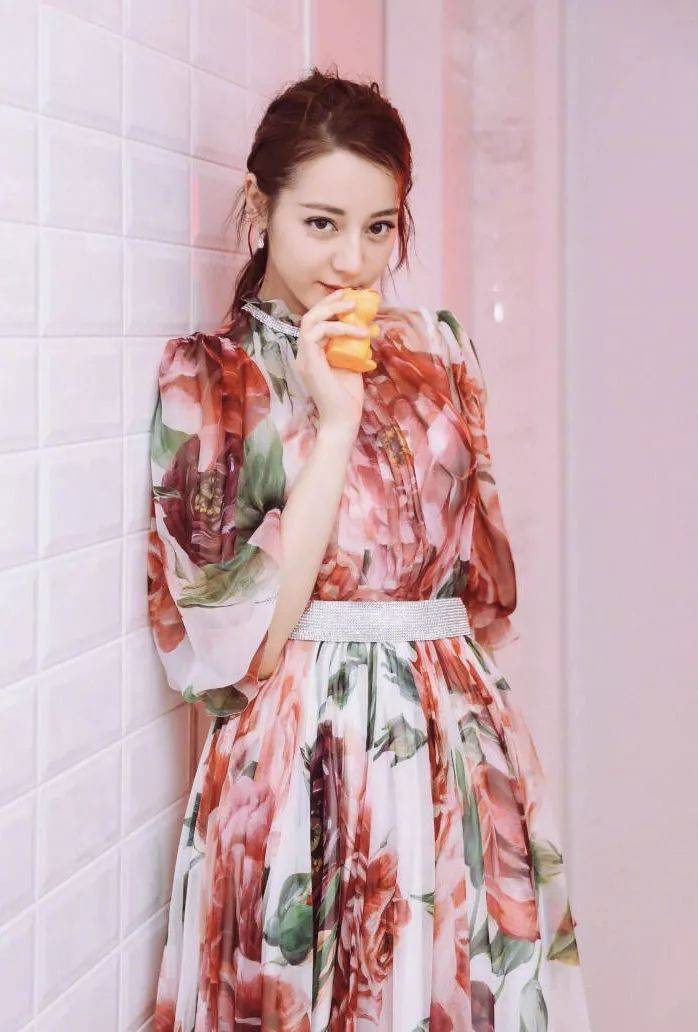 浅色|碎花裙怎么挑不俗气？