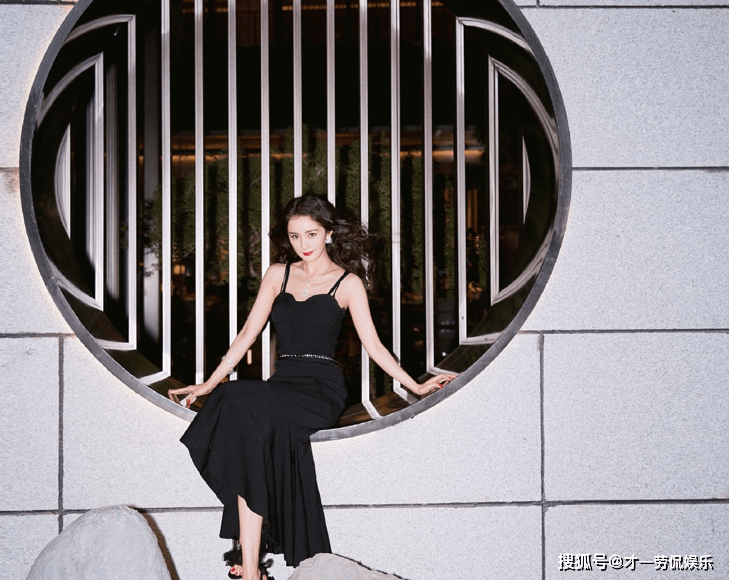 内地|杨幂撞衫韩国女星金智妮，同为性感俏皮路线，谁更胜一筹？