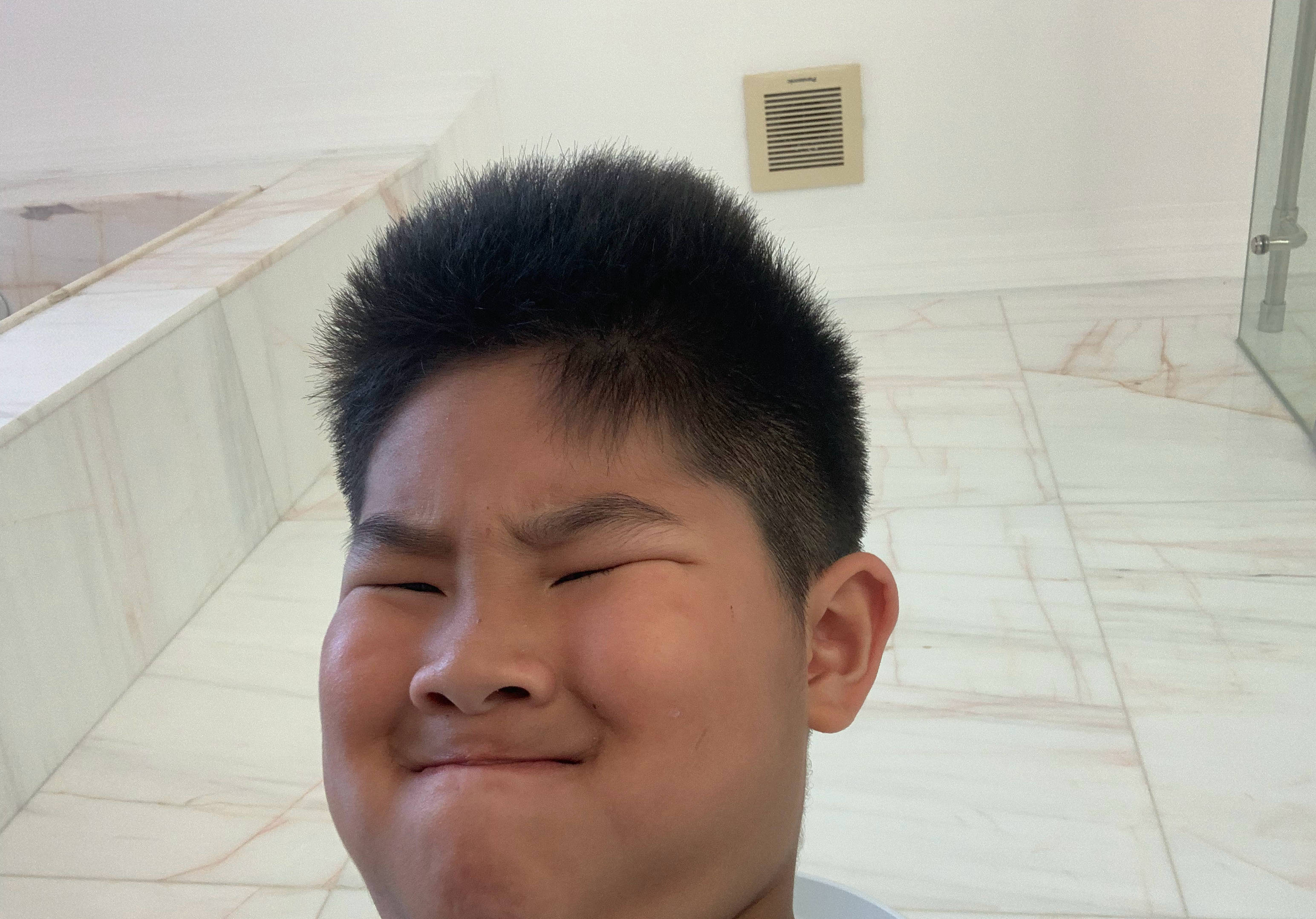 小鱼儿挤眉弄眼鬼马机灵 胡可吐槽他常在厕所自拍