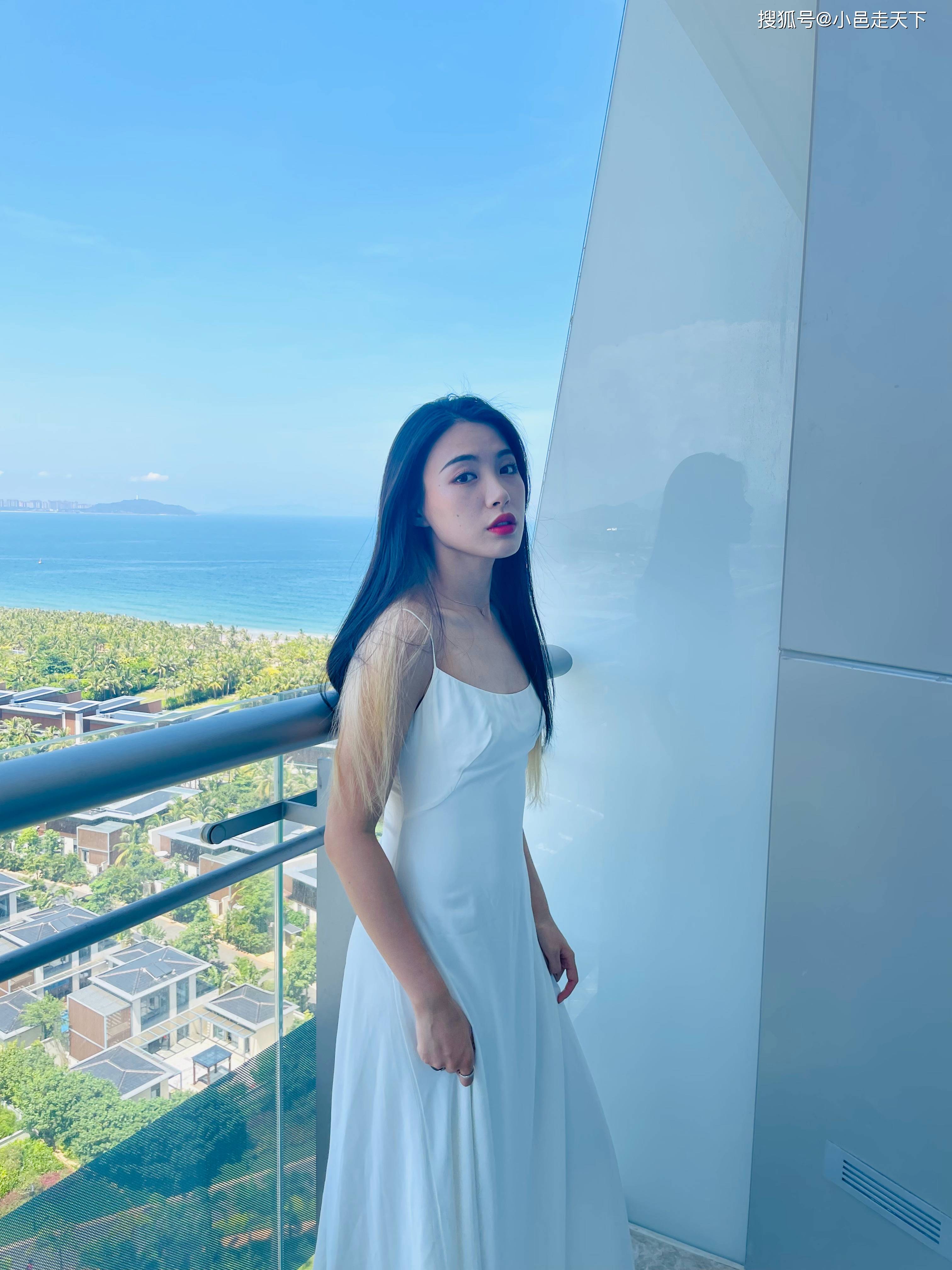 戴萌长发飘飘性感写真