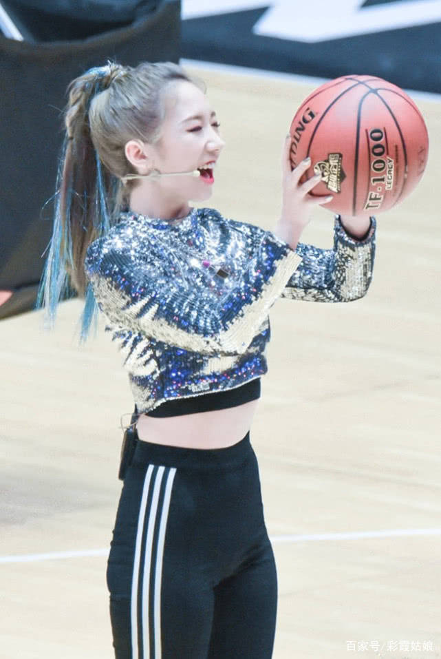 火箭少女|光顾着看孟美岐的脸蛋了，当看到裙子下的“莲藕腿”后，爱上了！