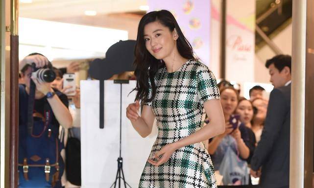 气色|全智贤的寡淡风挺抢眼，淡妆配艳裙不违和，快40活成真正的大女主