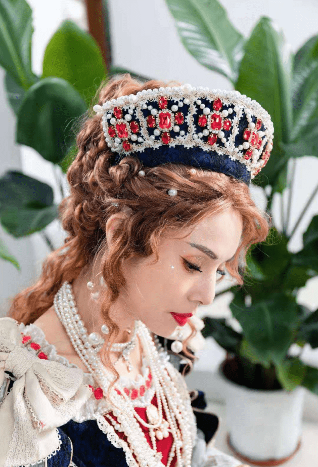 设计|54岁李若彤气质好，挑战洛丽塔cos“仙女教母”，惊艳造型被盛赞