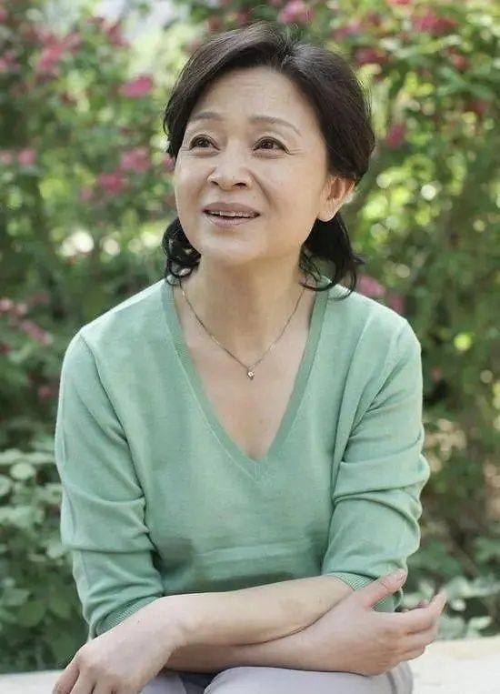 整体|刘莉莉穿紧身裙亮相,肚腩泛滥脸爬满皱纹,但也有中年女性优雅!