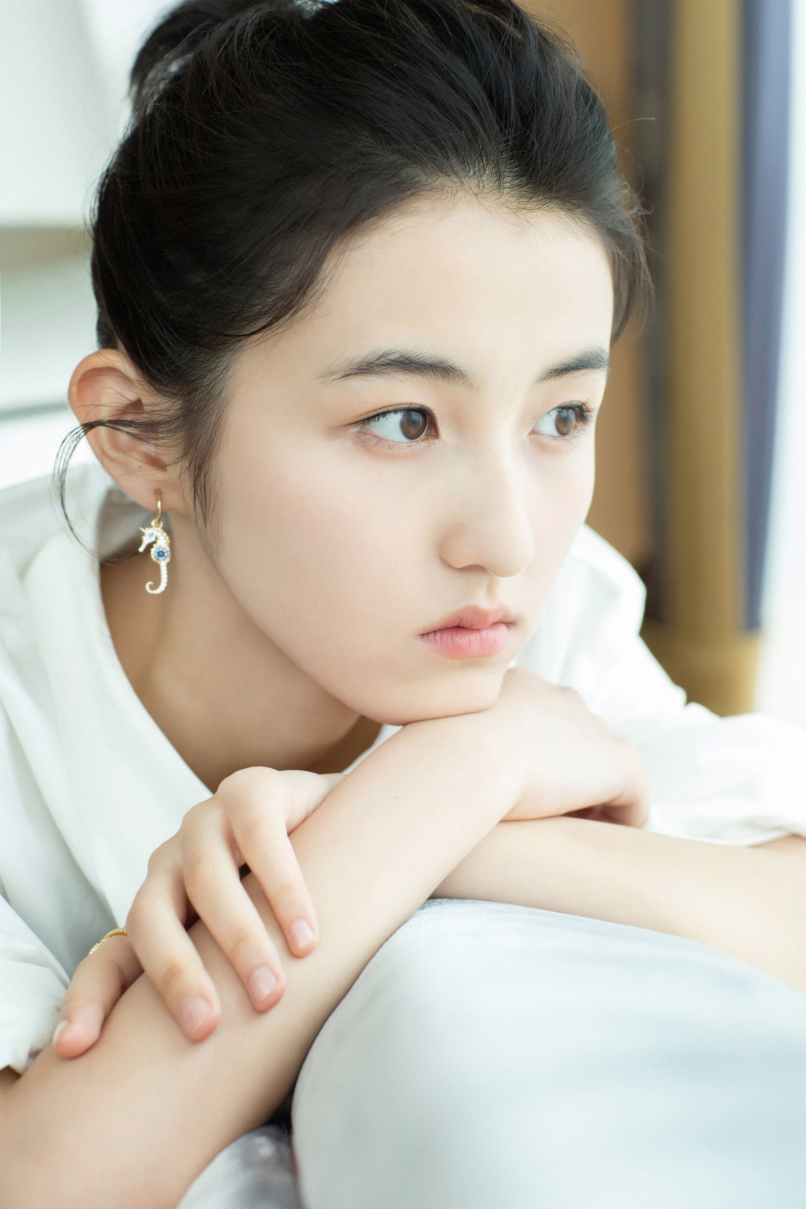 冒泡|私下日系复古风格的张子枫，穿起裙装甜美到冒泡，18岁少女初成长