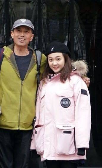 原创林妙可恋情疑曝光与异性牵手还戴情侣表男方身份曝光令人意外