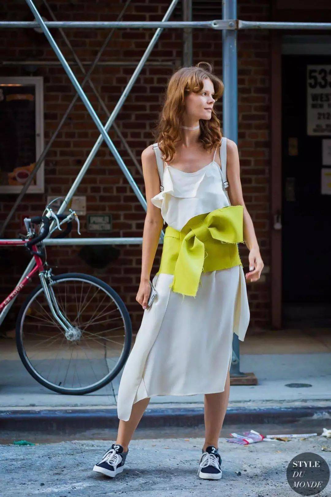 仙女|别再穿高跟鞋了，穿仙女裙＋平底鞋的你，时髦炸！