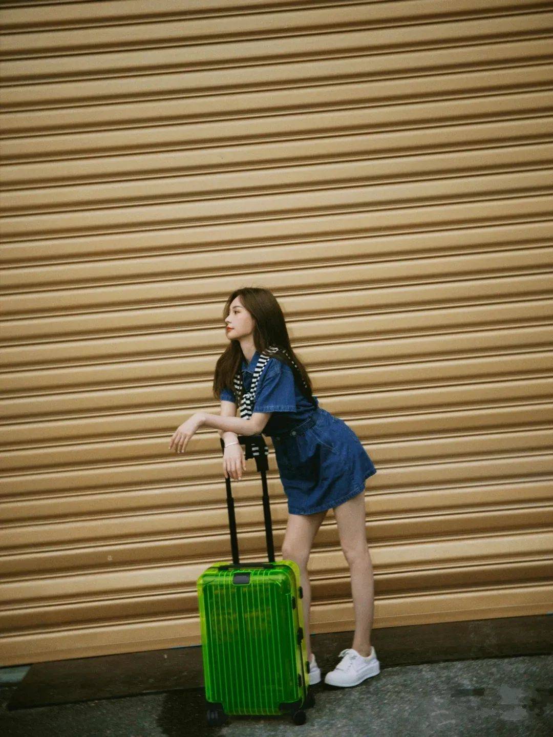 颜色|牛仔的连体装，沈梦辰搭配简约，白色加入清新，棒球帽带来青春