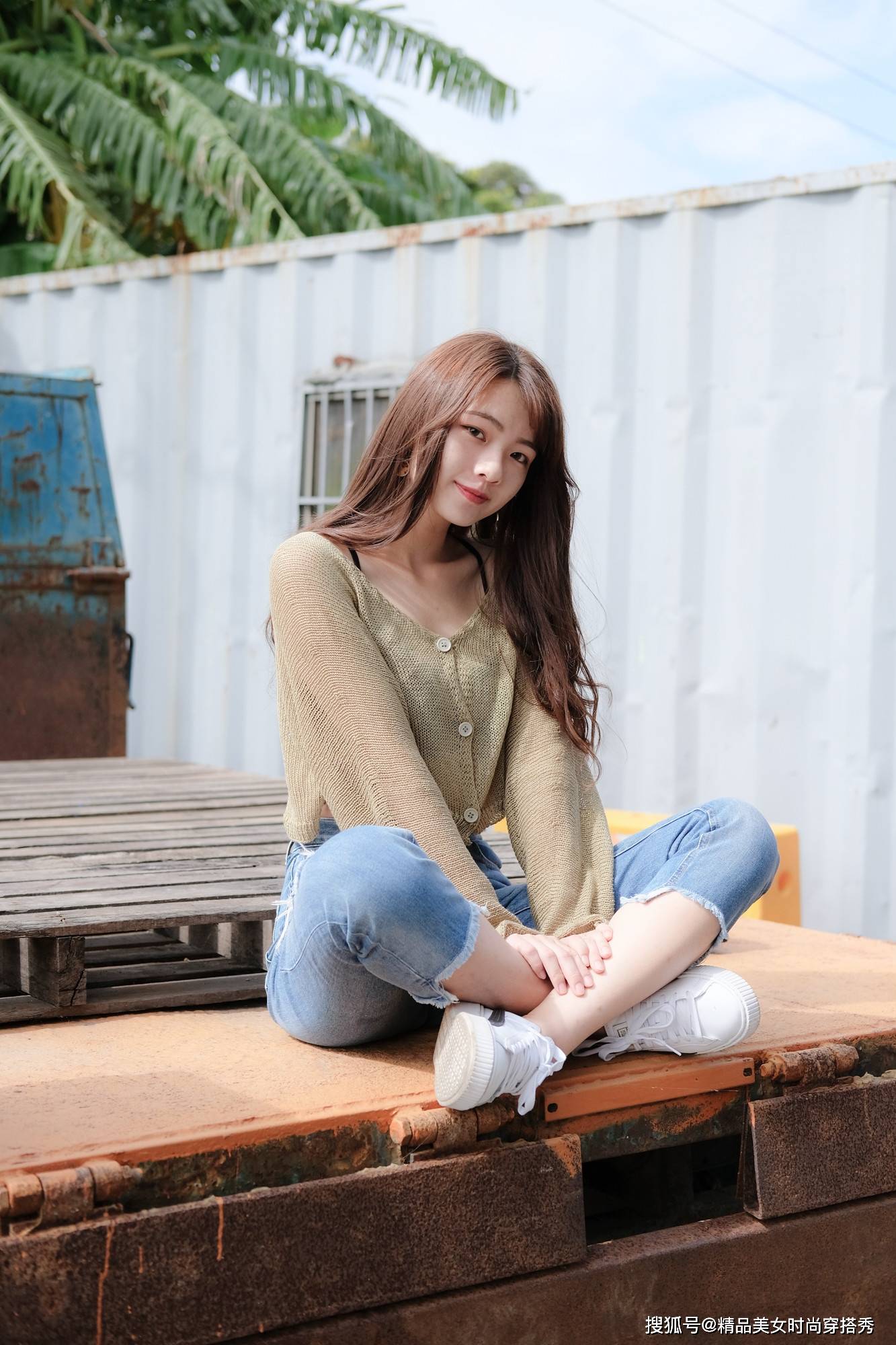 破洞牛仔裤青春又减龄,少女感十足