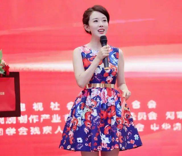 皱纹|颜丹晨的素颜算好的，虽也有些褶子，但皮肤很紧致一点不显老！