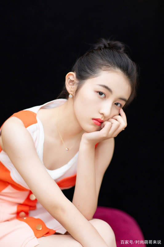 是属于|张子枫还是瘦下来好看，外穿拼色牛仔裙搭背心，又美又气质好！