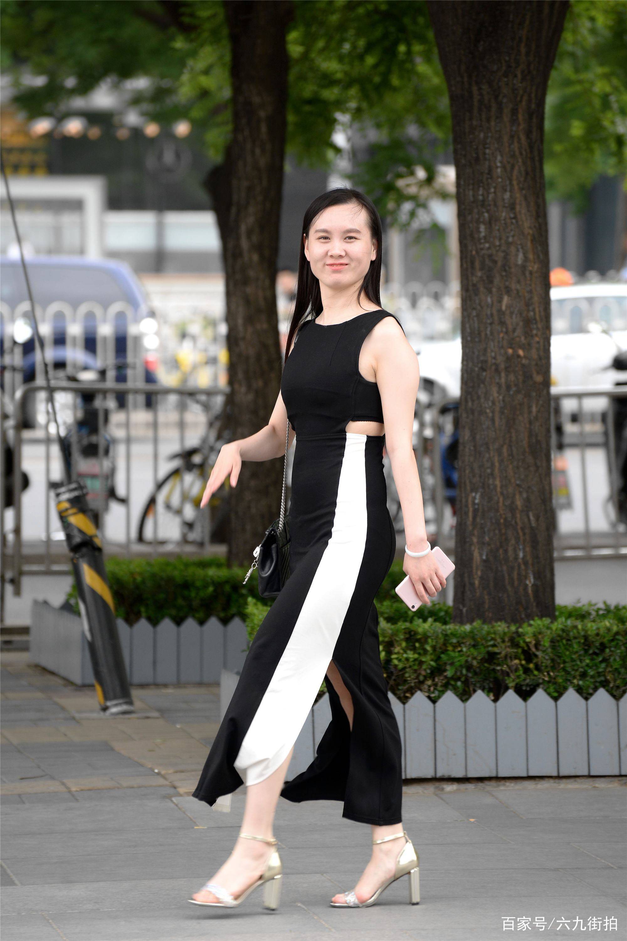 黑色|黑色连衣裙,侧面一条白色装饰,搭配出显身材的效果