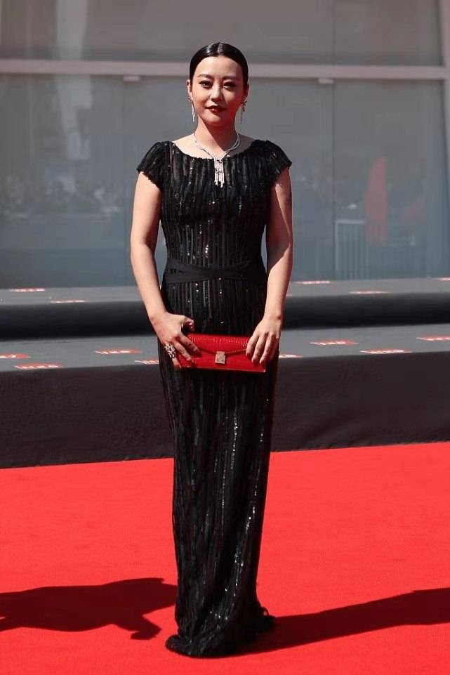 黑色|郝蕾：好有自信！微胖身材穿一身黑色紧身长裙，不过有些显小肚腩