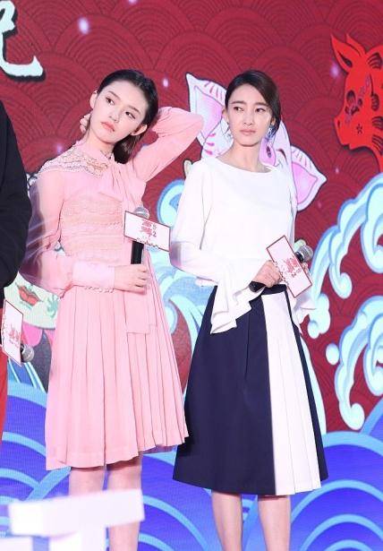 黑色|王丽坤和小11岁林允同框，穿得这么素颜，却一点都没输气质