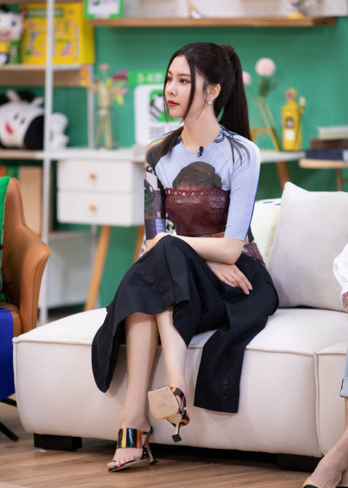 视觉|宋妍霏也太敢穿了，和妈妈录节目还敢“内衣外穿”，身材真让人酸