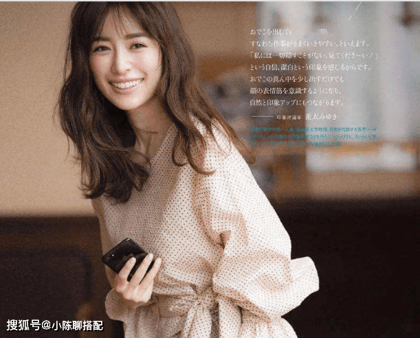 宽肩|40岁不要只知道V领穿搭，这种“船口领”连衣裙，也美的优雅高级