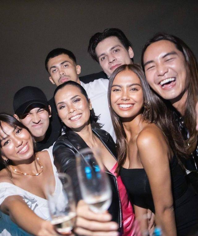 小时候|57岁韦唯为儿子庆生！穿包臀裙皮肤黝黑，儿子感恩时却从不提父亲