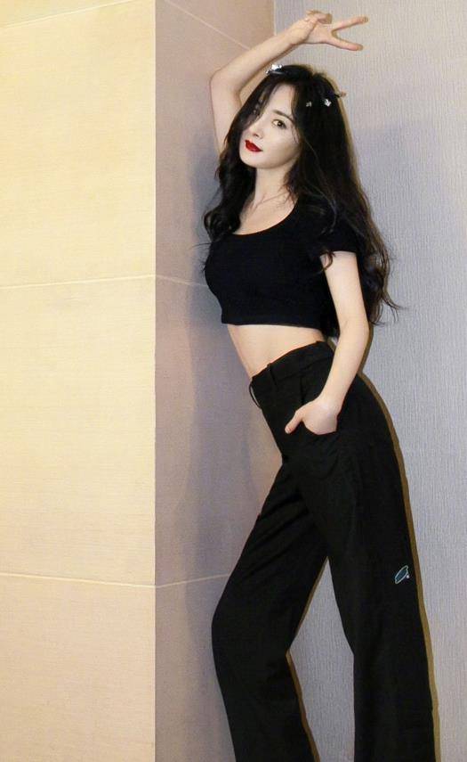 因为|杨幂的“渣女”站姿火了,腰和臀凹成90度,体重过百真学不来