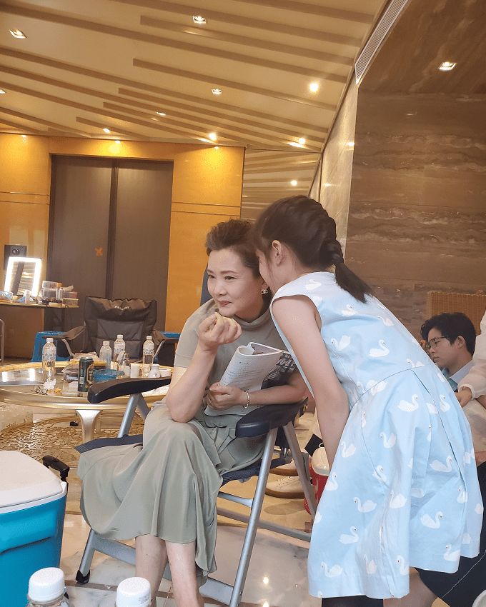 到达|连何赛飞也不真实，58岁的脸又白又没皱纹，但美颜了也难掩老态！