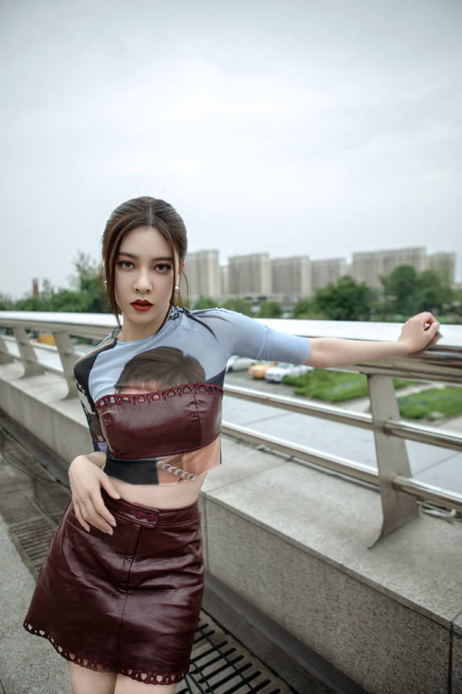 视觉|宋妍霏也太敢穿了，和妈妈录节目还敢“内衣外穿”，身材真让人酸