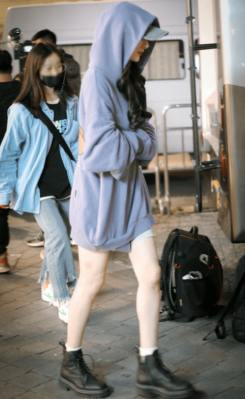 杨幂|“单身汉”杨幂魅力挡不住，“小鸟腿”套双波点袜，腿细的很危险