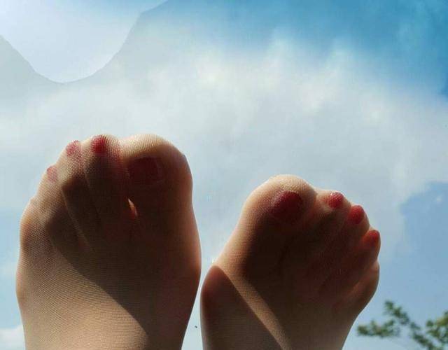 短裙|夏天是高跟鞋短裙盛行的季节，应该如何选购丝袜？
