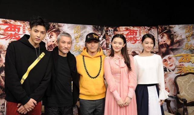 黑色|王丽坤和小11岁林允同框，穿得这么素颜，却一点都没输气质