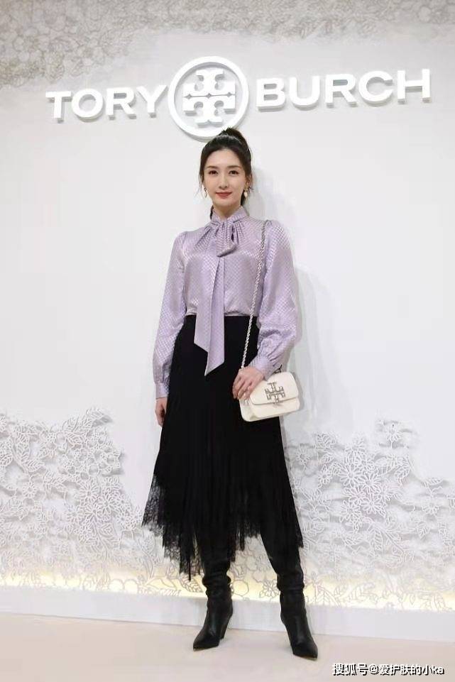 江疏影|江疏影不愧生图女神,路人镜头也好纤挑迷人,让人忍不住多看两眼