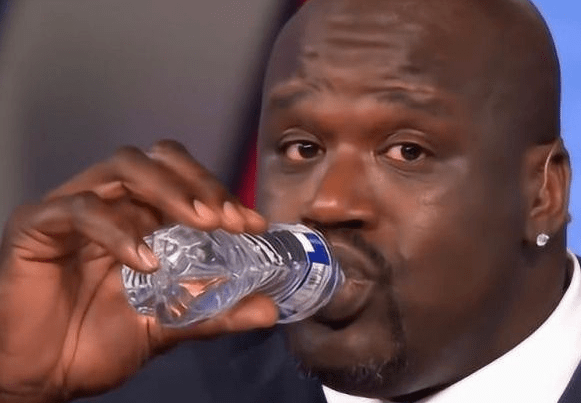 被誉为"大鲨鱼"的奥尼尔身材有多巨大?强森站在他身边显娇小_肌肉