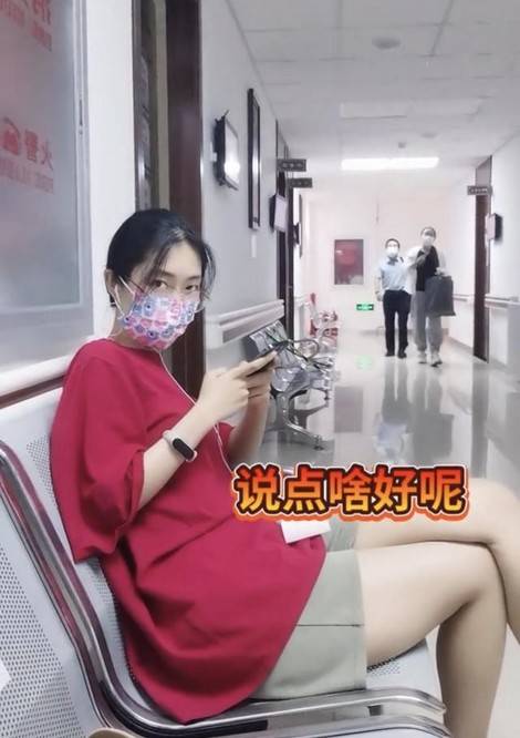 于文华|于文华罕见晒女儿，23岁女儿穿T恤短裤被妈偷拍，一脸害羞好可爱