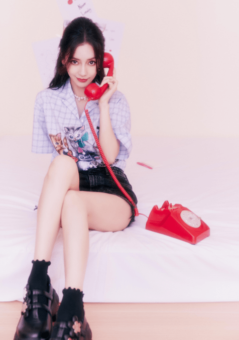 黑色|Angelababy又美出圈，红白条纹上衣配印花短裤清爽舒适，高级洋气