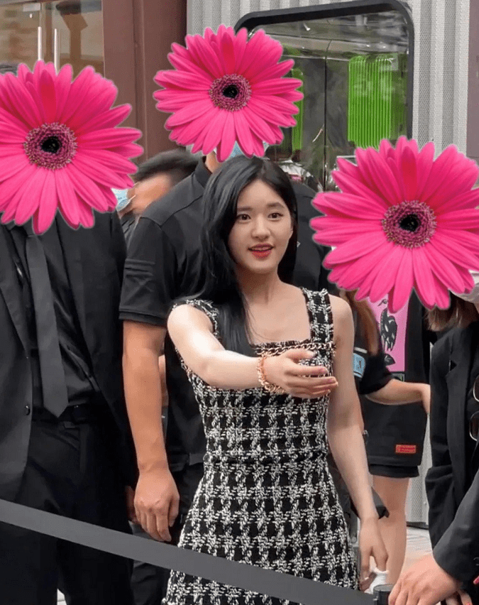 形象|赵露思三里屯生图造型很有优势,人群中真是好小一只,太可爱了