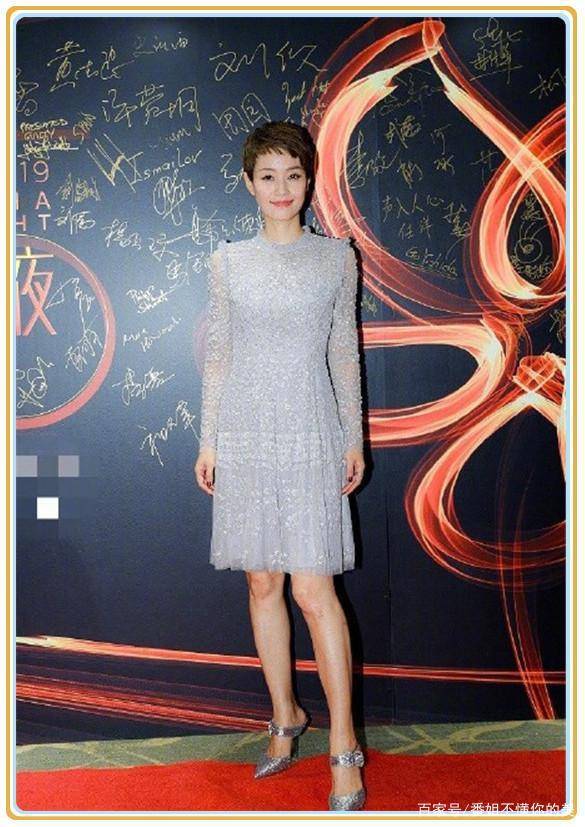 马伊琍|马伊琍终于不再迷恋西装！穿纱裙甜美清新，杨紫撞上都丢了少女感