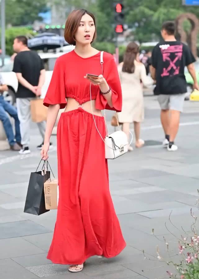 身材|街头出现一款裙子,当看见姑娘穿后秀出“蝴蝶腰”,绝对要火了!