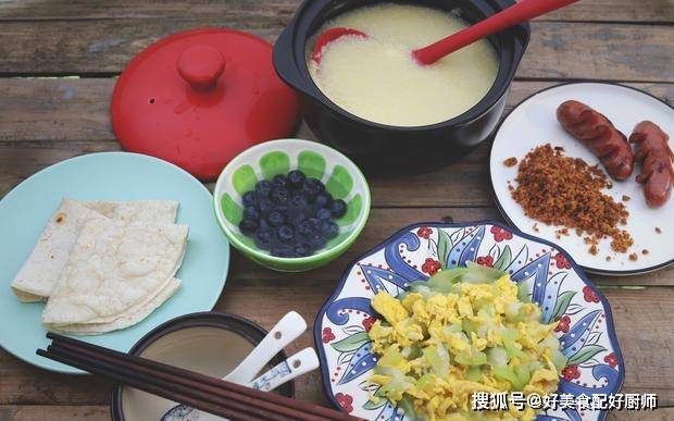 西红柿炒鸡蛋|外出一个多月，终于吃上自家早餐，上桌就被大家抢光，太怀念了！