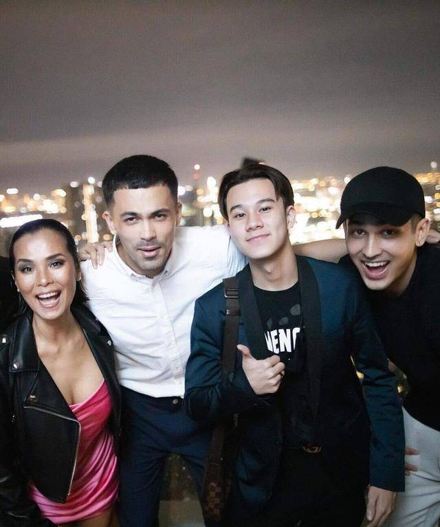 小时候|57岁韦唯为儿子庆生！穿包臀裙皮肤黝黑，儿子感恩时却从不提父亲