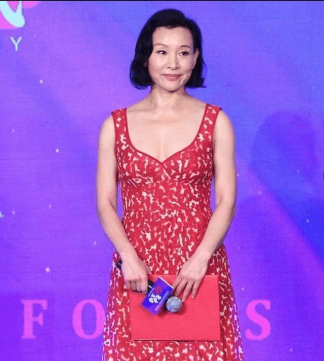黑色|58岁陈冲一家近照，4个女儿天差地别，老公颜值一言难尽