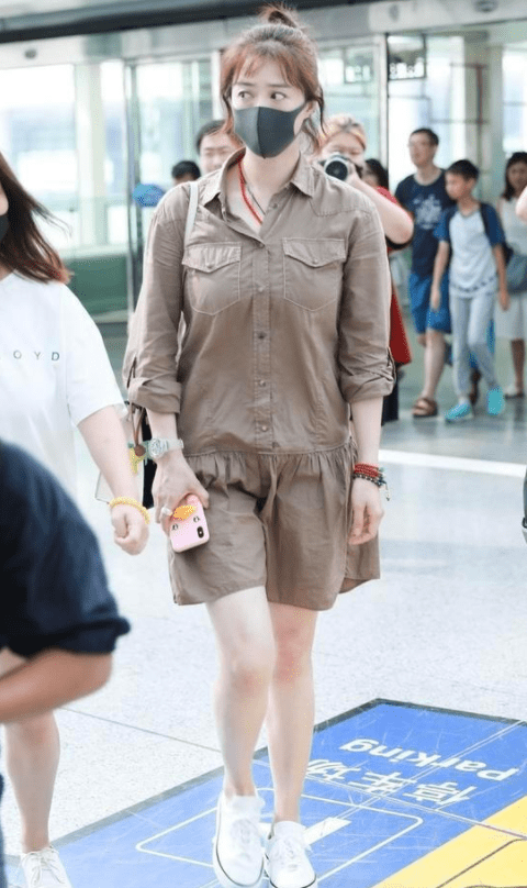 条纹|蒋欣瘦了真敢穿！穿衬衫下摆缝“荷叶边”，“豆腐腿”美成焦点